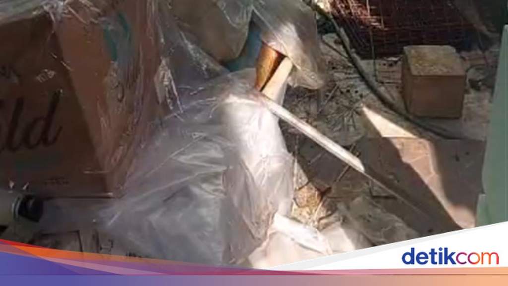 Kondisi halaman depan dan interior rumah kontrakan tipe 24 di Tambun Selatan, Kabupaten Bekasi, yang dipenuhi sampah serta puluhan bangkai kucing.