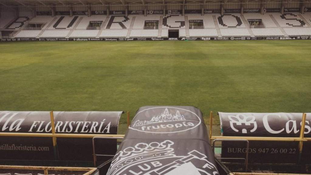 Tampak depan Stadion El Plantio di Burgos yang dikelilingi area hijau dengan tribun penonton berkapasitas ribuan kursi di Spanyol.