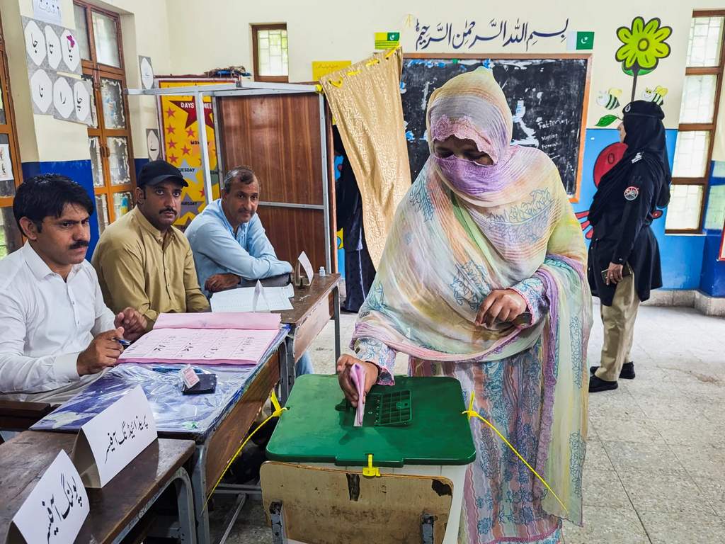 Suasana kota Muzaffarabad yang sepi dan dijaga ketat oleh aparat keamanan gabungan selama pelaksanaan pemilu regional di Kashmir.