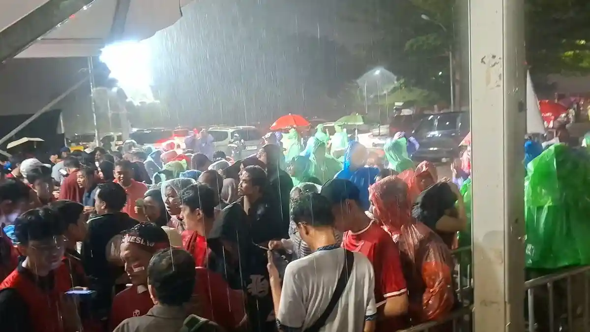 Diguyur Hujan Deras, Suporter Berdesakan Masuk Stadion Pakansari, Bogor
