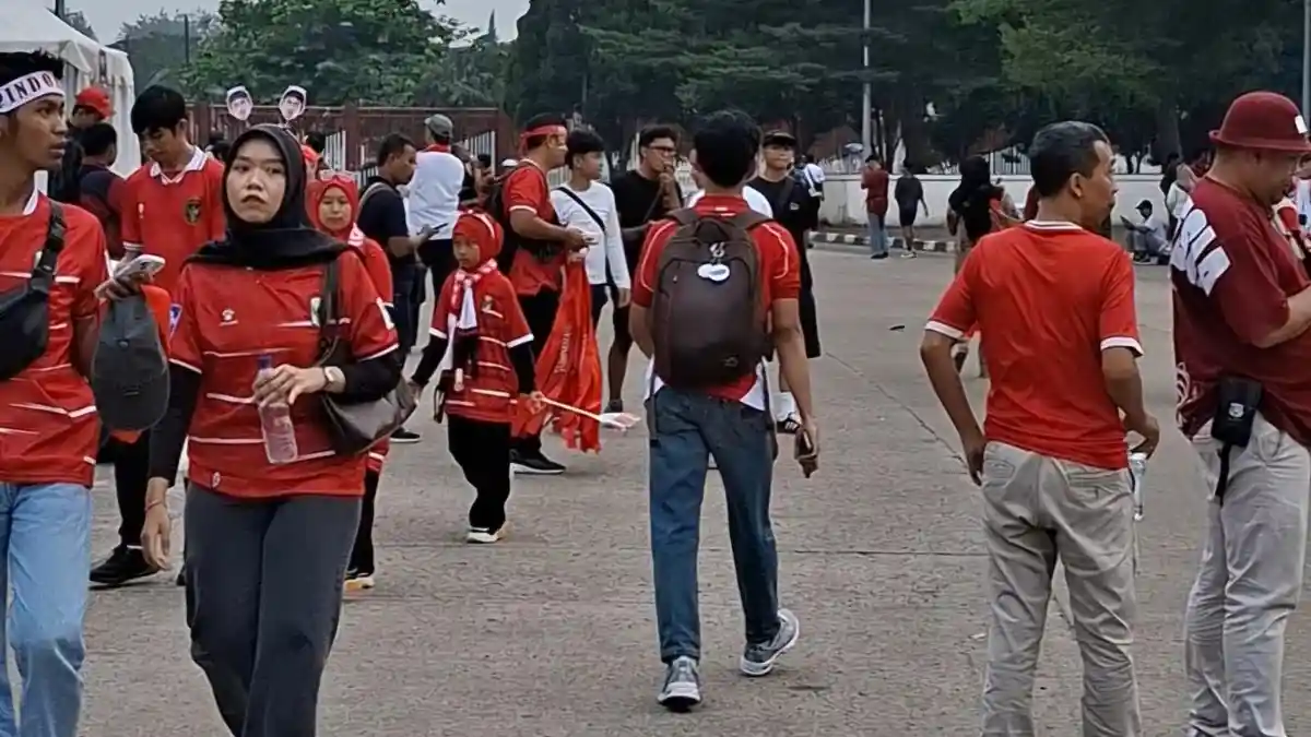 Kondisi terkini suporter Timnas Indonesia berkaos merah yang memadati area luar Stadion Pakansari, Cibinong, Bogor, menjelang pertandingan melawan Vietnam.