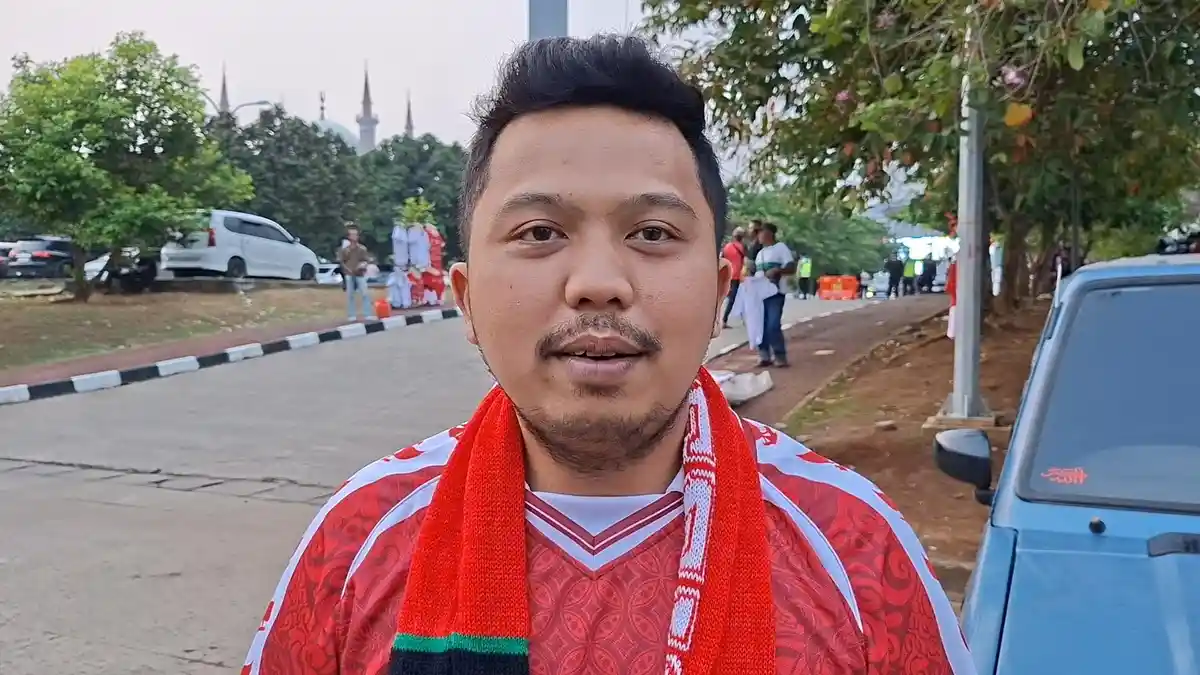 Ribuan suporter Timnas Indonesia memadati area luar Stadion Pakansari Cibinong, Bogor, jelang pertandingan Piala AFF 2026 melawan Vietnam.