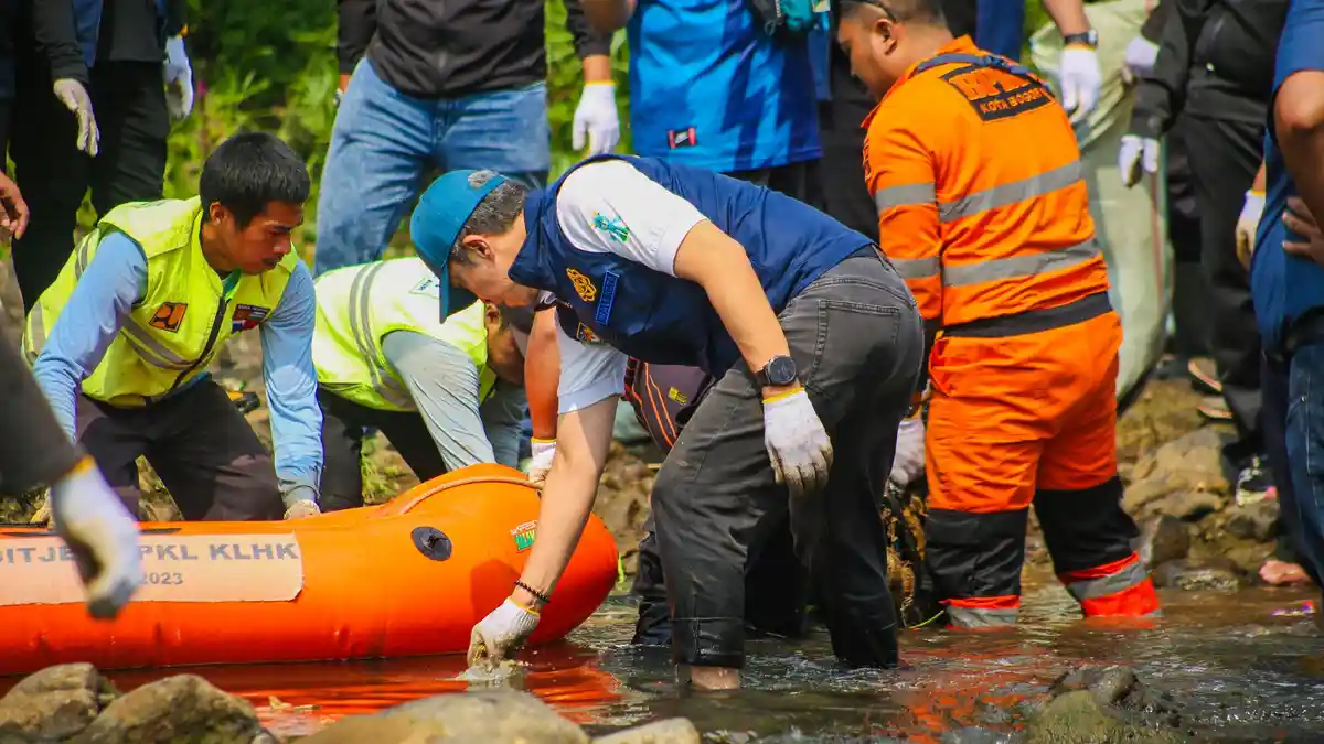 Wali Kota Bogor Dedie A Rachim bersama anggota KNPI basah-basahan turun langsung ke aliran Sungai Ciliwung untuk membersihkan sampah plastik dan limbah rumah tangga.